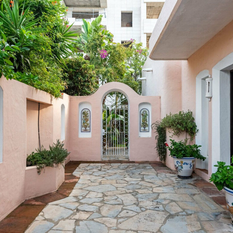 FOR SALE 🏡 Beachside Four-Bedroom Villa 100 m from the Sea – Paraíso Barronal, Estepona East 🇪🇸