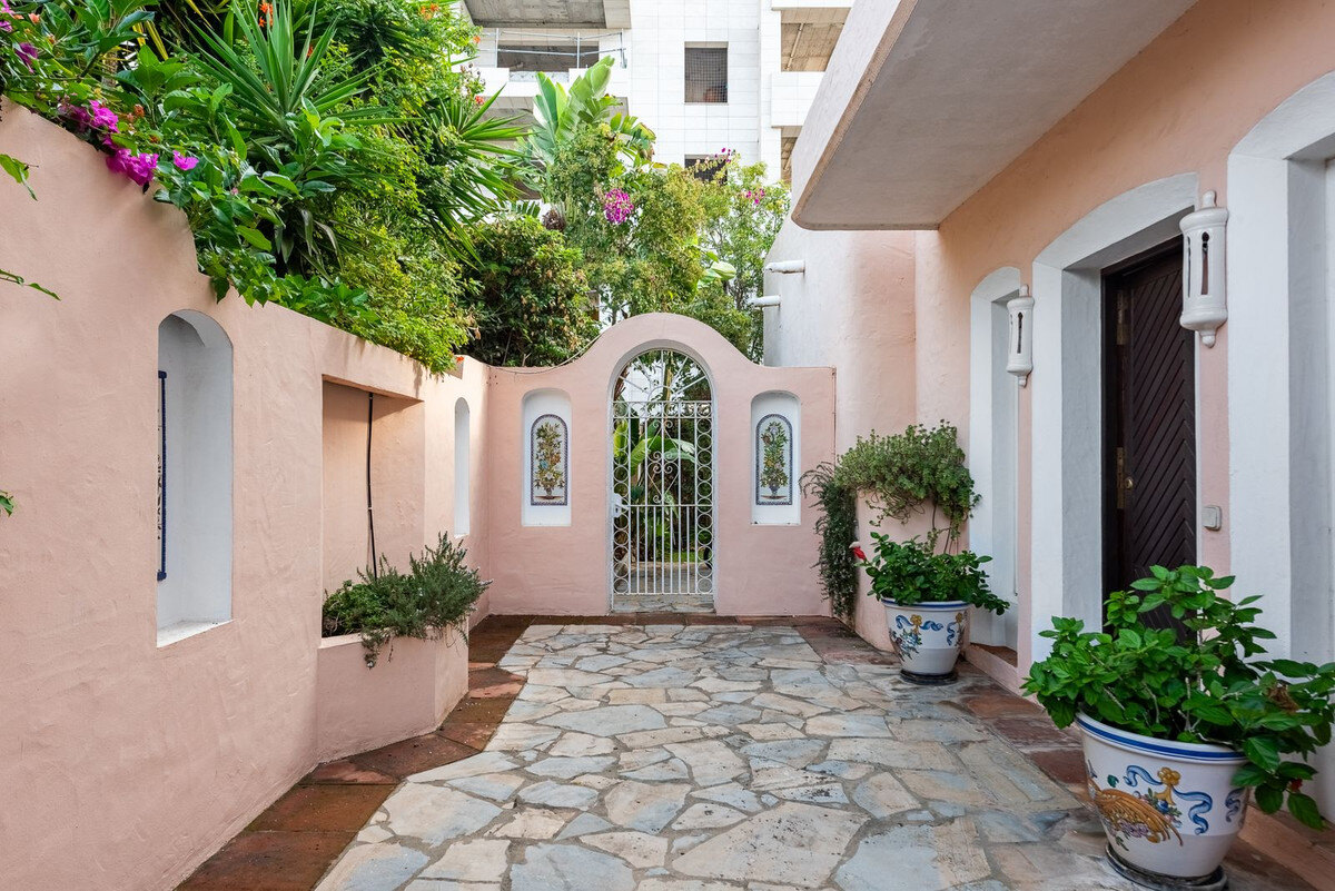 FOR SALE 🏡 Beachside Four-Bedroom Villa 100 m from the Sea – Paraíso Barronal, Estepona East 🇪🇸