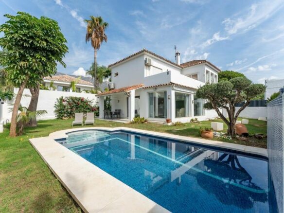 FOR SALE 🏡 Three-Bedroom Villa with Private Pool and Garden – Nagüeles, Golden Mile, Marbella 🇪🇸