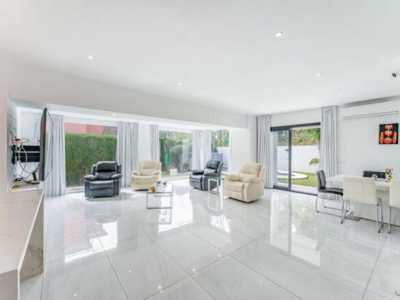 FOR SALE 🏡 Three-Bedroom Villa with Private Pool and Garden – Nagüeles, Golden Mile, Marbella 🇪🇸