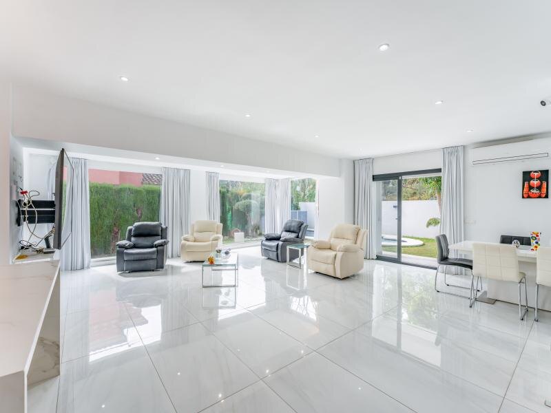 FOR SALE 🏡 Three-Bedroom Villa with Private Pool and Garden – Nagüeles, Golden Mile, Marbella 🇪🇸