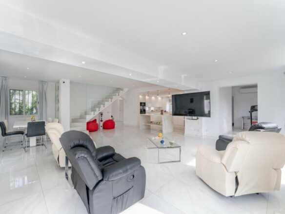 FOR SALE 🏡 Three-Bedroom Villa with Private Pool and Garden – Nagüeles, Golden Mile, Marbella 🇪🇸