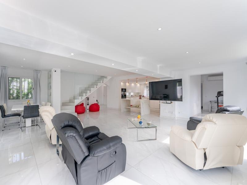 FOR SALE 🏡 Three-Bedroom Villa with Private Pool and Garden – Nagüeles, Golden Mile, Marbella 🇪🇸