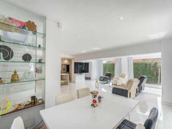 FOR SALE 🏡 Three-Bedroom Villa with Private Pool and Garden – Nagüeles, Golden Mile, Marbella 🇪🇸