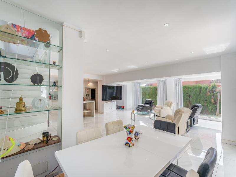FOR SALE 🏡 Three-Bedroom Villa with Private Pool and Garden – Nagüeles, Golden Mile, Marbella 🇪🇸
