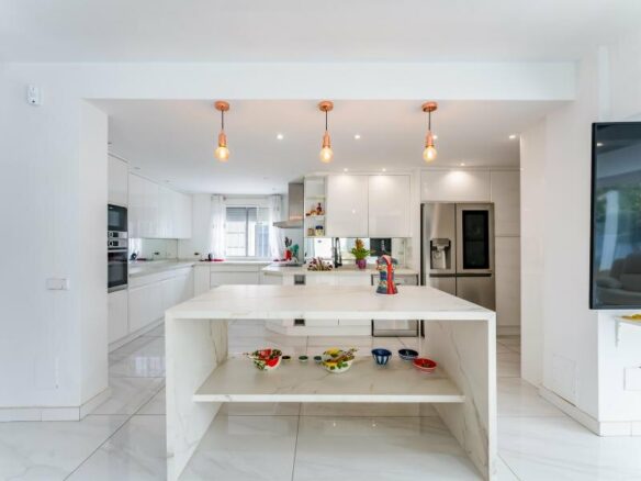 FOR SALE 🏡 Three-Bedroom Villa with Private Pool and Garden – Nagüeles, Golden Mile, Marbella 🇪🇸