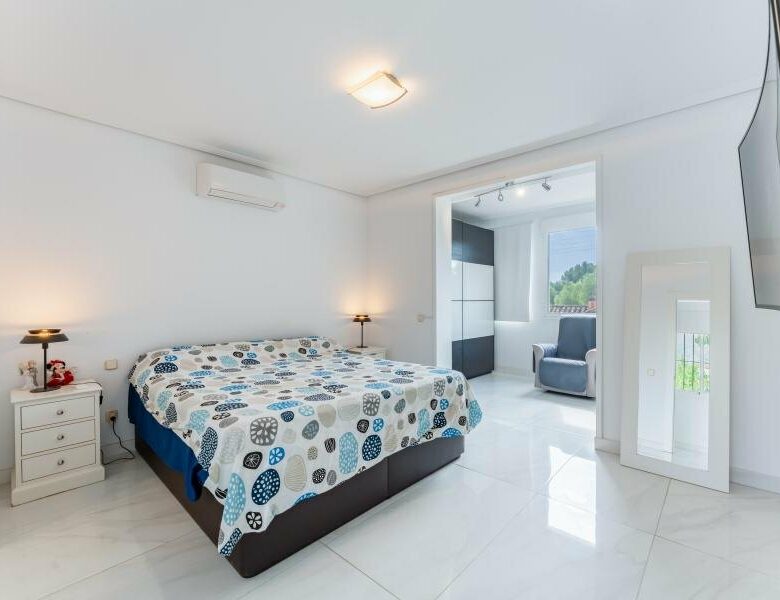 FOR SALE 🏡 Three-Bedroom Villa with Private Pool and Garden – Nagüeles, Golden Mile, Marbella 🇪🇸