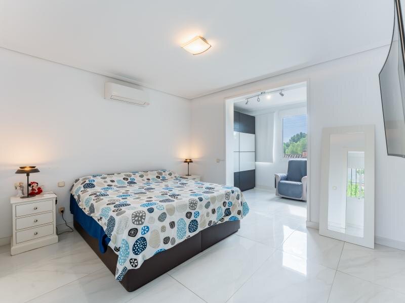 FOR SALE 🏡 Three-Bedroom Villa with Private Pool and Garden – Nagüeles, Golden Mile, Marbella 🇪🇸