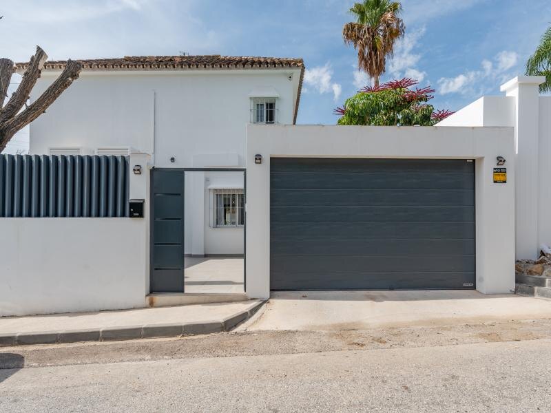 FOR SALE 🏡 Three-Bedroom Villa with Private Pool and Garden – Nagüeles, Golden Mile, Marbella 🇪🇸