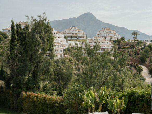 FOR SALE 🏡 Renovated 5 Bedroom Villa with Sea and Mountain Views – Los Naranjos Hill Club, Nueva Andalucía, Marbella 🇪🇸