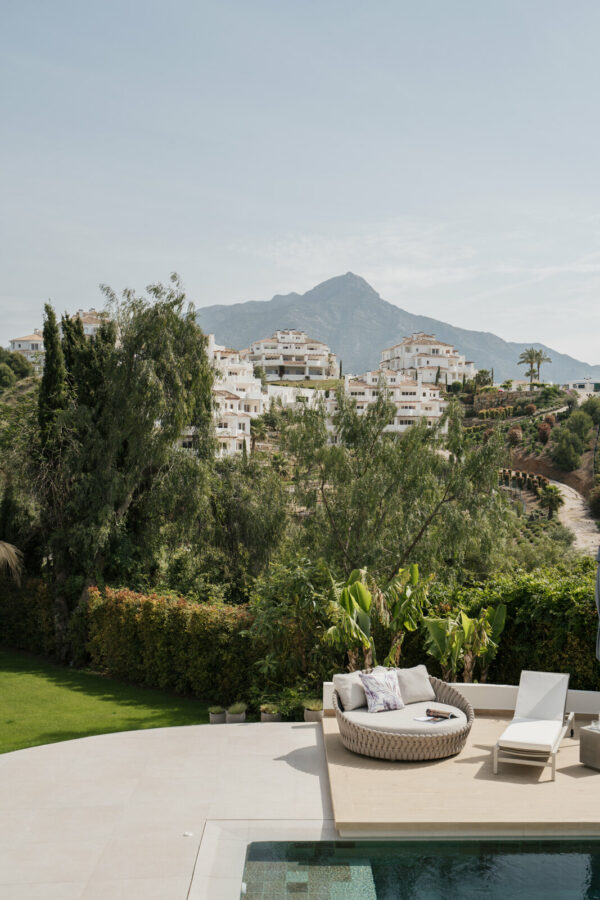 FOR SALE 🏡 Renovated 5 Bedroom Villa with Sea and Mountain Views – Los Naranjos Hill Club, Nueva Andalucía, Marbella 🇪🇸