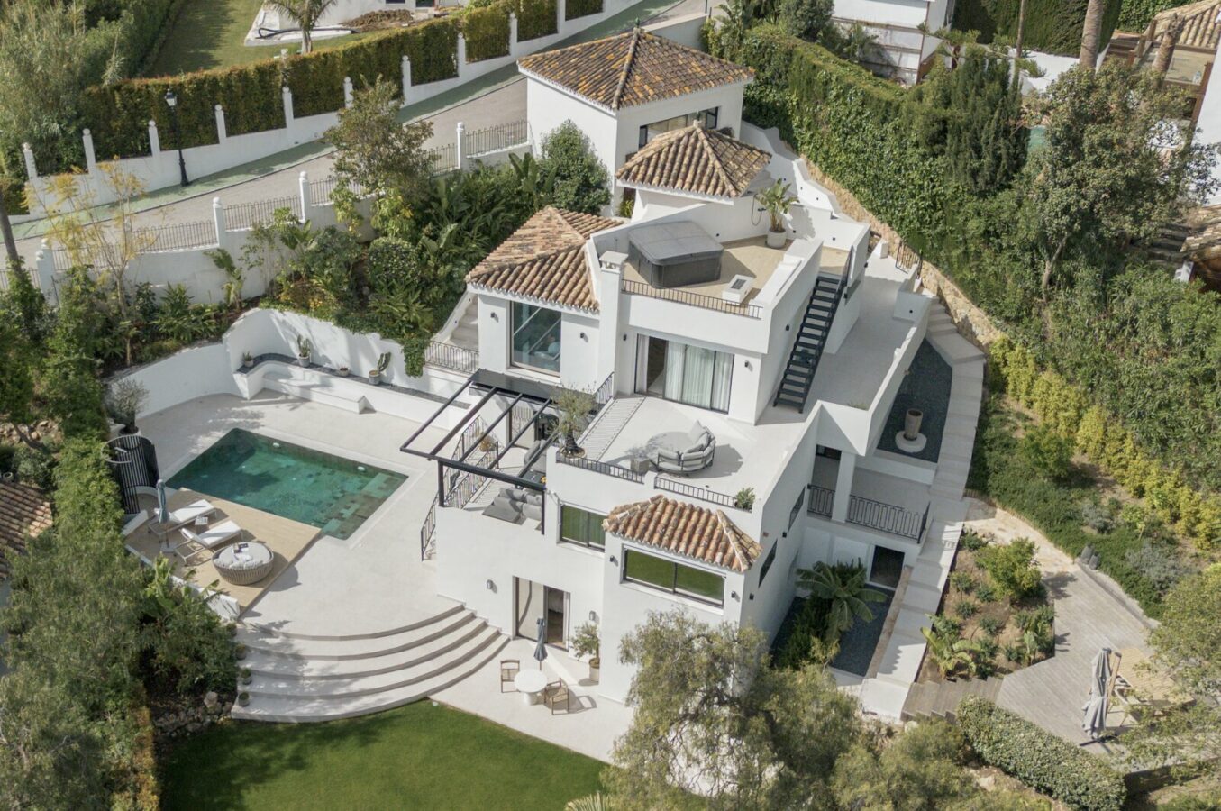 FOR SALE 🏡 Renovated 5 Bedroom Villa with Sea and Mountain Views – Los Naranjos Hill Club, Nueva Andalucía, Marbella 🇪🇸