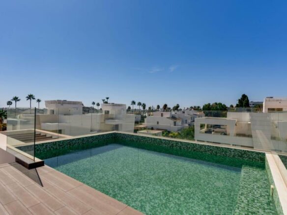 FOR SALE 🏡 Contemporary Five-Bedroom Villa with Rooftop Pool near the Beach – San Pedro de Alcántara, Marbella 🇪🇸