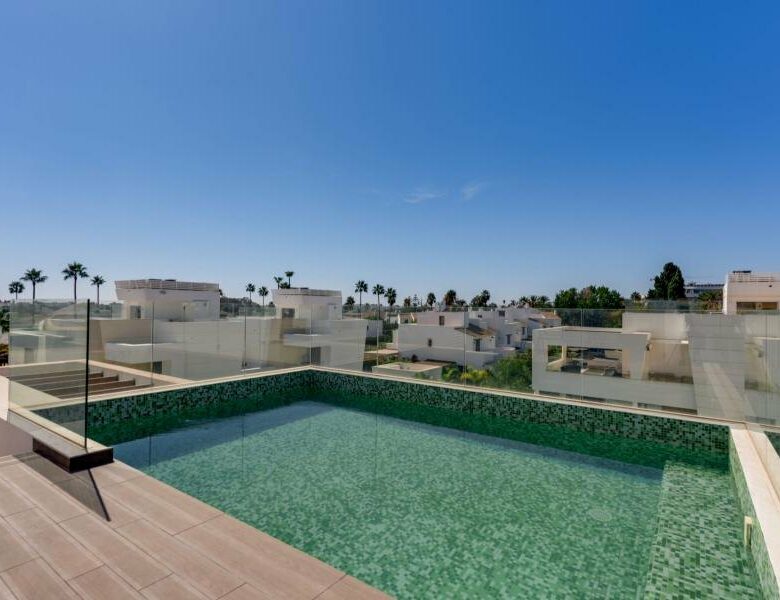 FOR SALE 🏡 Contemporary Five-Bedroom Villa with Rooftop Pool near the Beach – San Pedro de Alcántara, Marbella 🇪🇸
