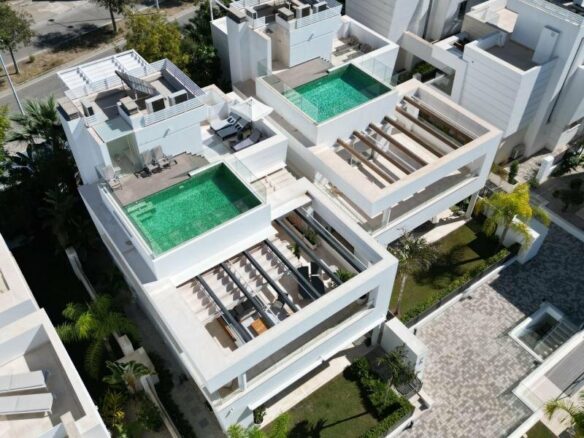 FOR SALE 🏡 Contemporary Five-Bedroom Villa with Rooftop Pool near the Beach – San Pedro de Alcántara, Marbella 🇪🇸