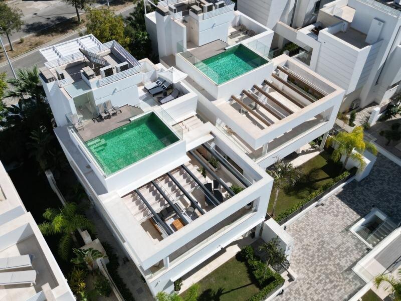 FOR SALE 🏡 Contemporary Five-Bedroom Villa with Rooftop Pool near the Beach – San Pedro de Alcántara, Marbella 🇪🇸