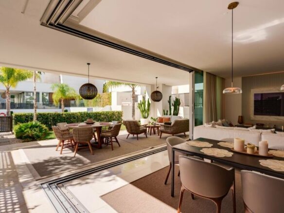 FOR SALE 🏡 Contemporary Five-Bedroom Villa with Rooftop Pool near the Beach – San Pedro de Alcántara, Marbella 🇪🇸