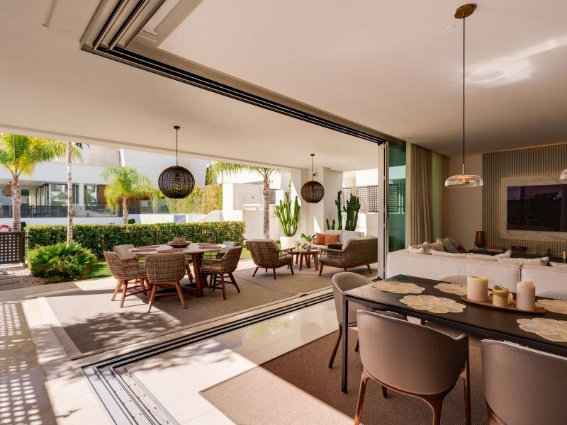 FOR SALE 🏡 Contemporary Five-Bedroom Villa with Rooftop Pool near the Beach – San Pedro de Alcántara, Marbella 🇪🇸