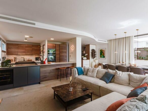 FOR SALE 🏡 Contemporary Five-Bedroom Villa with Rooftop Pool near the Beach – San Pedro de Alcántara, Marbella 🇪🇸
