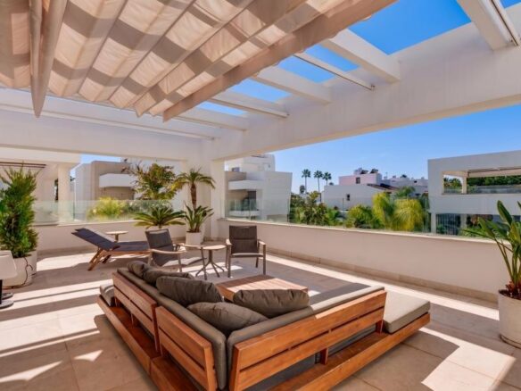 FOR SALE 🏡 Contemporary Five-Bedroom Villa with Rooftop Pool near the Beach – San Pedro de Alcántara, Marbella 🇪🇸