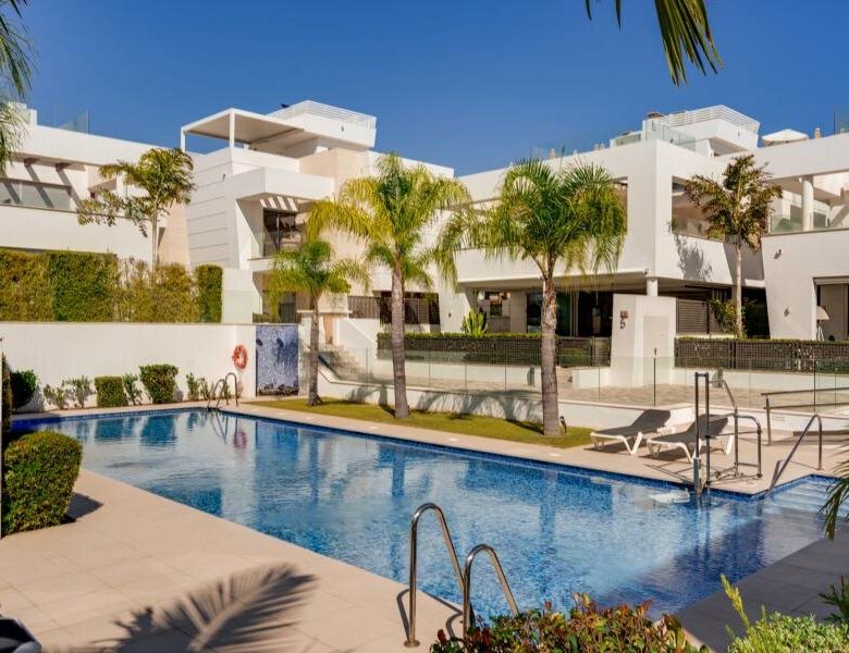 FOR SALE 🏡 Contemporary Five-Bedroom Villa with Rooftop Pool near the Beach – San Pedro de Alcántara, Marbella 🇪🇸