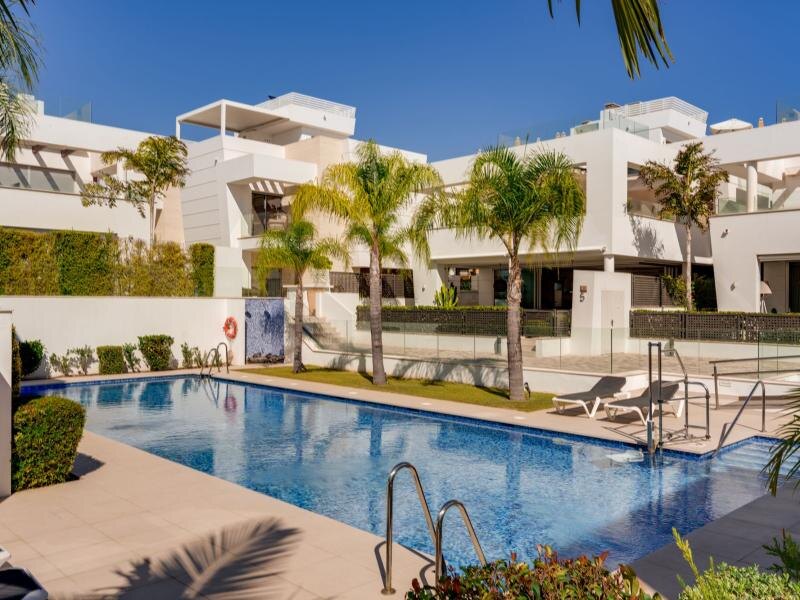 FOR SALE 🏡 Contemporary Five-Bedroom Villa with Rooftop Pool near the Beach – San Pedro de Alcántara, Marbella 🇪🇸
