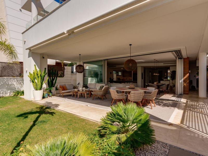 FOR SALE 🏡 Contemporary Five-Bedroom Villa with Rooftop Pool near the Beach – San Pedro de Alcántara, Marbella 🇪🇸