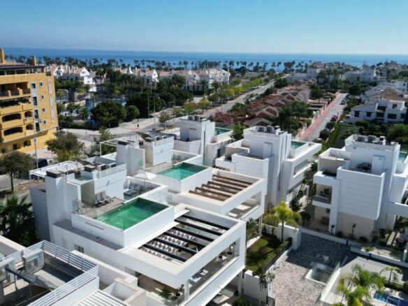 FOR SALE 🏡 Contemporary Five-Bedroom Villa with Rooftop Pool near the Beach – San Pedro de Alcántara, Marbella 🇪🇸