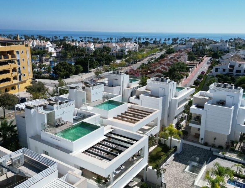 FOR SALE 🏡 Contemporary Five-Bedroom Villa with Rooftop Pool near the Beach – San Pedro de Alcántara, Marbella 🇪🇸