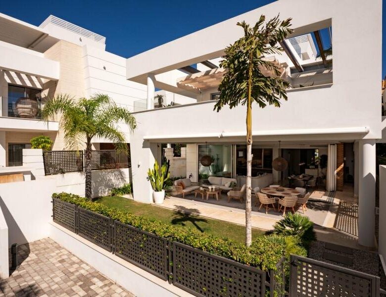 FOR SALE 🏡 Contemporary Five-Bedroom Villa with Rooftop Pool near the Beach – San Pedro de Alcántara, Marbella 🇪🇸
