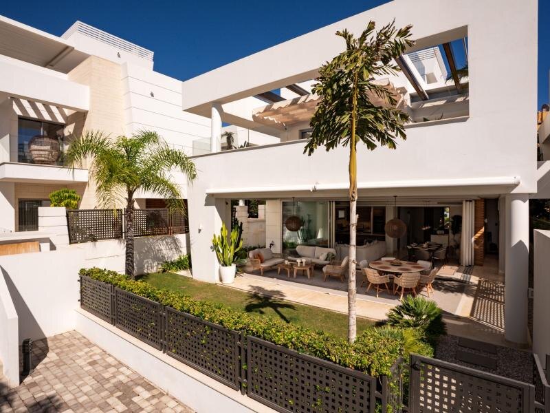 FOR SALE 🏡 Contemporary Five-Bedroom Villa with Rooftop Pool near the Beach – San Pedro de Alcántara, Marbella 🇪🇸