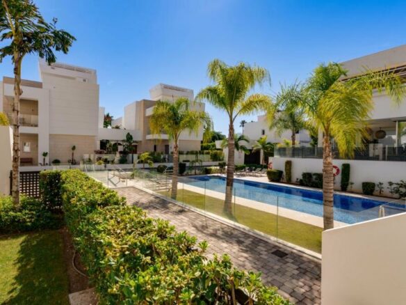 FOR SALE 🏡 Contemporary Five-Bedroom Villa with Rooftop Pool near the Beach – San Pedro de Alcántara, Marbella 🇪🇸