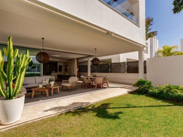 FOR SALE 🏡 Contemporary Five-Bedroom Villa with Rooftop Pool near the Beach – San Pedro de Alcántara, Marbella 🇪🇸
