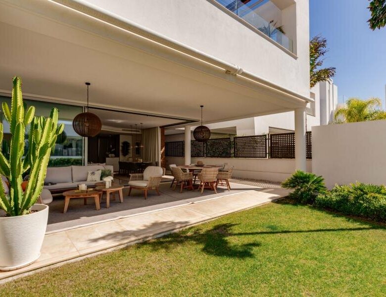 FOR SALE 🏡 Contemporary Five-Bedroom Villa with Rooftop Pool near the Beach – San Pedro de Alcántara, Marbella 🇪🇸