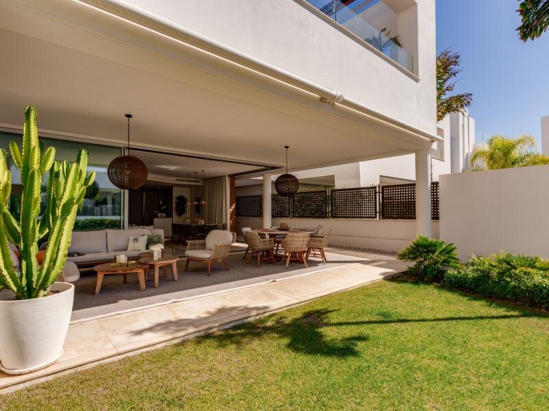 FOR SALE 🏡 Contemporary Five-Bedroom Villa with Rooftop Pool near the Beach – San Pedro de Alcántara, Marbella 🇪🇸