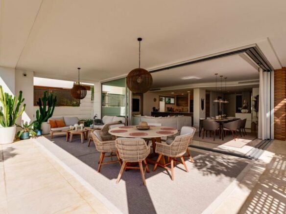 FOR SALE 🏡 Contemporary Five-Bedroom Villa with Rooftop Pool near the Beach – San Pedro de Alcántara, Marbella 🇪🇸