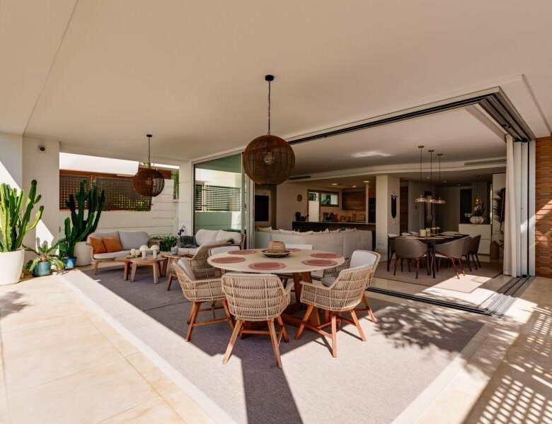 FOR SALE 🏡 Contemporary Five-Bedroom Villa with Rooftop Pool near the Beach – San Pedro de Alcántara, Marbella 🇪🇸