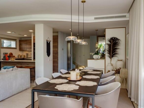 FOR SALE 🏡 Contemporary Five-Bedroom Villa with Rooftop Pool near the Beach – San Pedro de Alcántara, Marbella 🇪🇸