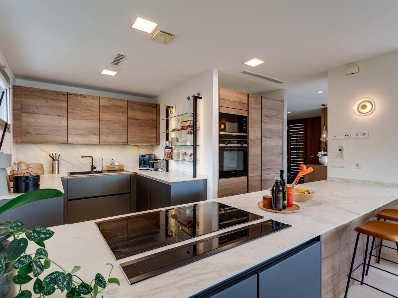 FOR SALE 🏡 Contemporary Five-Bedroom Villa with Rooftop Pool near the Beach – San Pedro de Alcántara, Marbella 🇪🇸