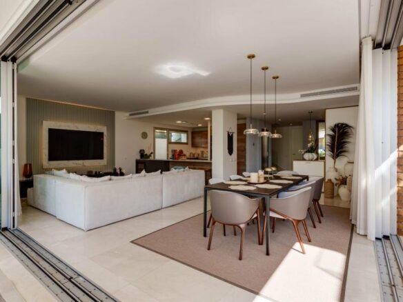 FOR SALE 🏡 Contemporary Five-Bedroom Villa with Rooftop Pool near the Beach – San Pedro de Alcántara, Marbella 🇪🇸