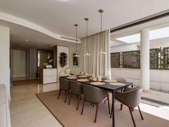 FOR SALE 🏡 Contemporary Five-Bedroom Villa with Rooftop Pool near the Beach – San Pedro de Alcántara, Marbella 🇪🇸