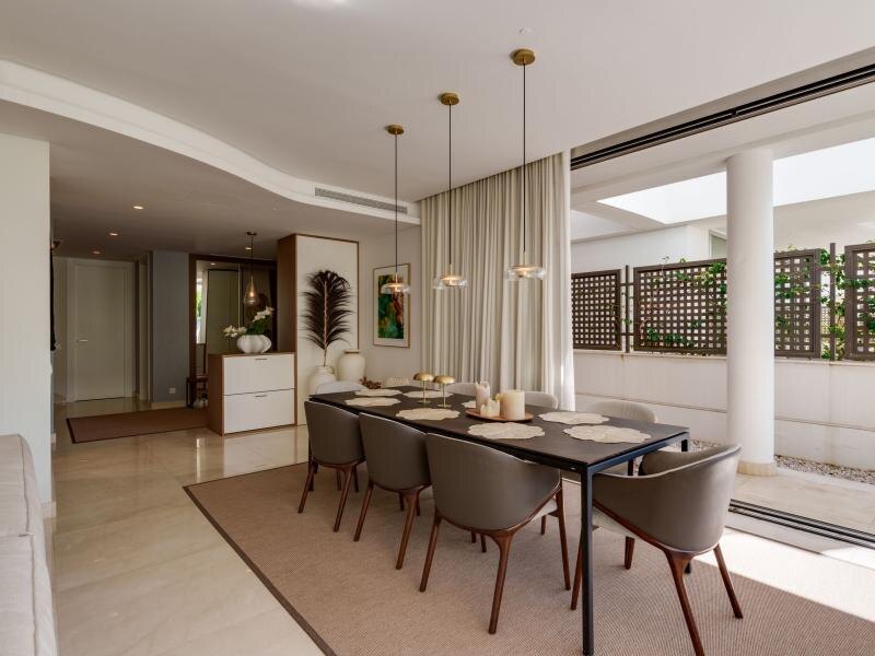 FOR SALE 🏡 Contemporary Five-Bedroom Villa with Rooftop Pool near the Beach – San Pedro de Alcántara, Marbella 🇪🇸