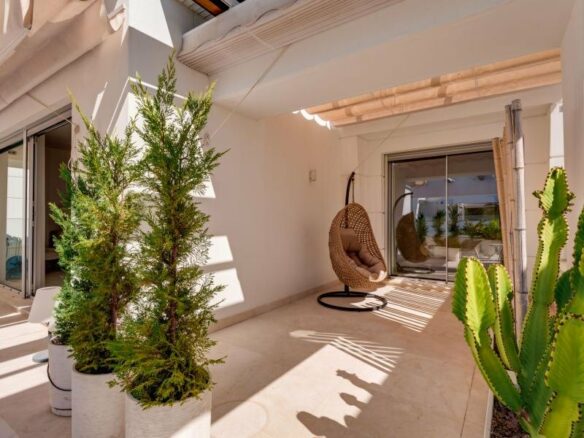 FOR SALE 🏡 Contemporary Five-Bedroom Villa with Rooftop Pool near the Beach – San Pedro de Alcántara, Marbella 🇪🇸