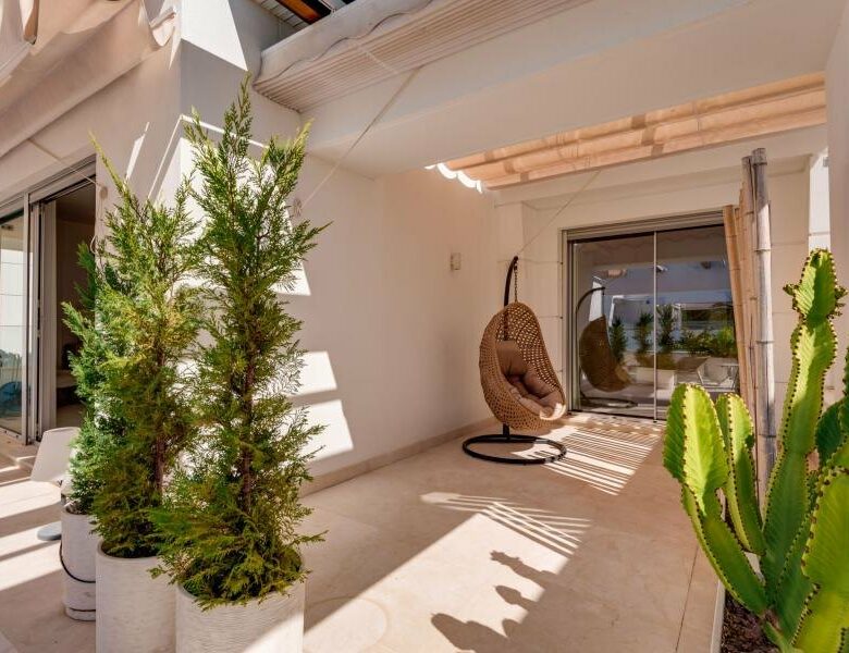 FOR SALE 🏡 Contemporary Five-Bedroom Villa with Rooftop Pool near the Beach – San Pedro de Alcántara, Marbella 🇪🇸