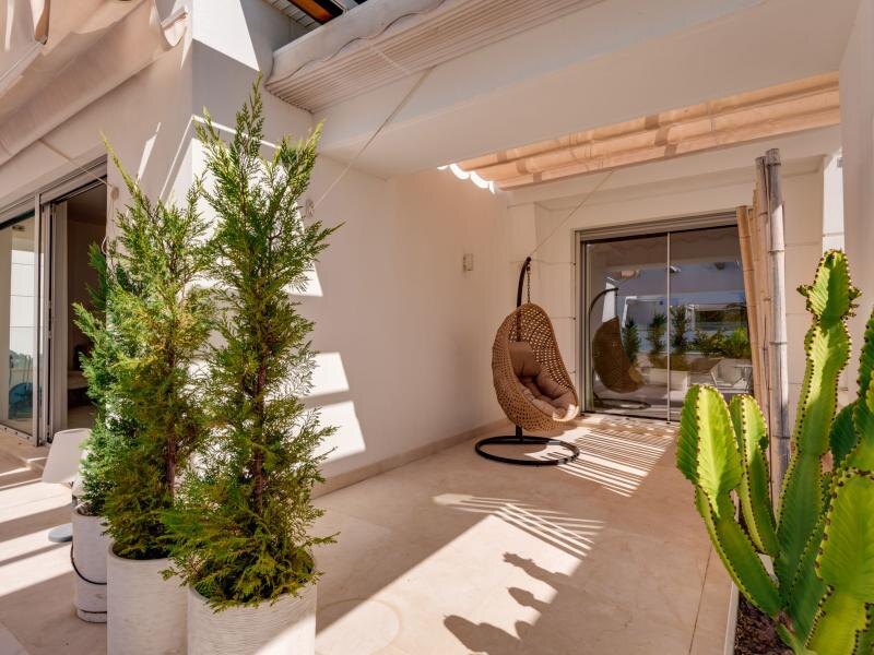 FOR SALE 🏡 Contemporary Five-Bedroom Villa with Rooftop Pool near the Beach – San Pedro de Alcántara, Marbella 🇪🇸