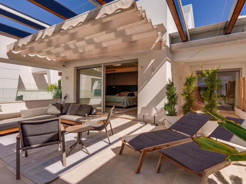 FOR SALE 🏡 Contemporary Five-Bedroom Villa with Rooftop Pool near the Beach – San Pedro de Alcántara, Marbella 🇪🇸