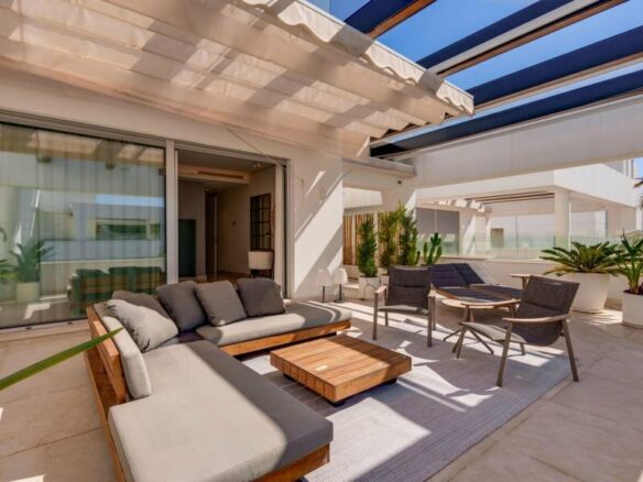 FOR SALE 🏡 Contemporary Five-Bedroom Villa with Rooftop Pool near the Beach – San Pedro de Alcántara, Marbella 🇪🇸