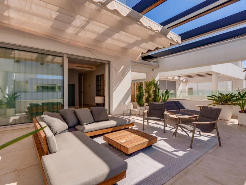 FOR SALE 🏡 Contemporary Five-Bedroom Villa with Rooftop Pool near the Beach – San Pedro de Alcántara, Marbella 🇪🇸