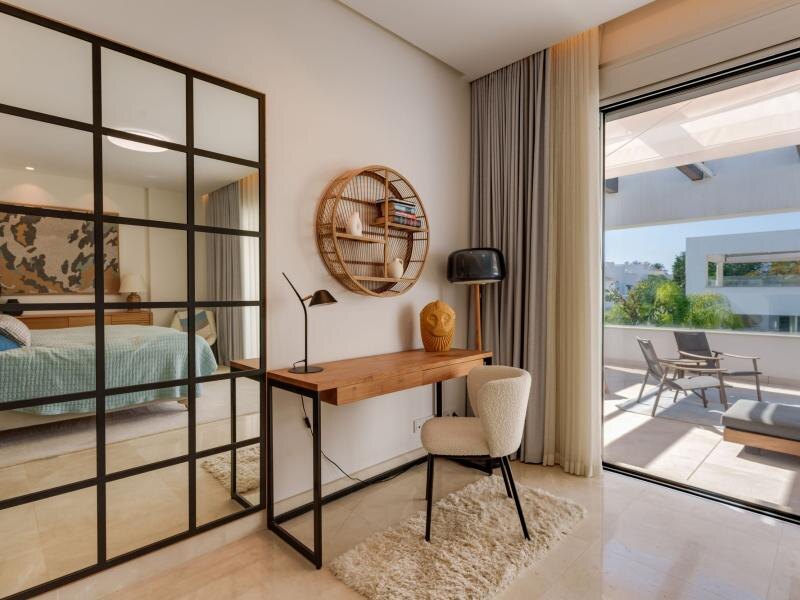 FOR SALE 🏡 Contemporary Five-Bedroom Villa with Rooftop Pool near the Beach – San Pedro de Alcántara, Marbella 🇪🇸