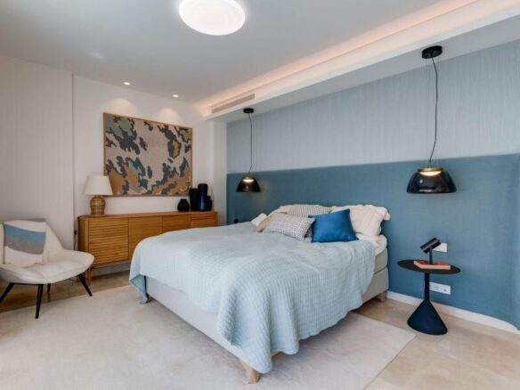 FOR SALE 🏡 Contemporary Five-Bedroom Villa with Rooftop Pool near the Beach – San Pedro de Alcántara, Marbella 🇪🇸